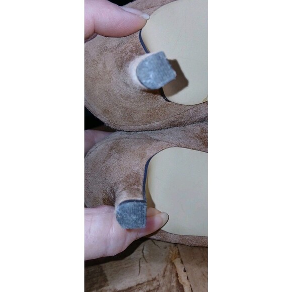 Bella Vita Tan/Beige Suede Sz 6. 5 Bootie Tapered Heel Ankle Boots Gold Zipper - Picture 11 of 15